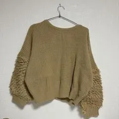 ベージュ ボリューム袖 ニット