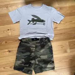 グレーTシャツと迷彩ショートパンツセット
