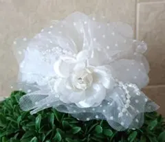 ホワイト花飾りカチューシャ パール付き
