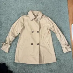 ベージュ ダブルブレスト トレンチコート