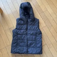 ユニクロ　リバーシブル中わたベスト　黒Sサイズ