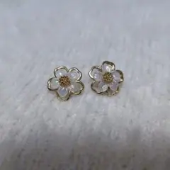 花形 ホワイト ゴールド イヤリングのサムネイル