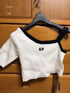 Chico オフショルダー Tシャツ ホワイト・ブラック