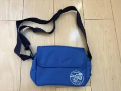 青いショルダーバッグ フラップ付き