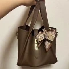 リボン付きブラウンレザーバッグ