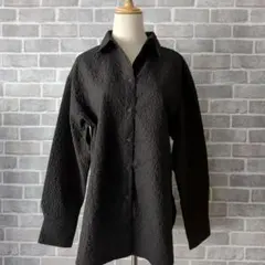 美品 オーバーサイズ シャツ　ふくれジャガードブラウス　凹凸加工 花柄　黒　М