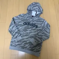adidas 迷彩柄フード付きパーカー　グレー　☆ 150㎝
