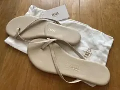 【新品未使用】 TKEES ホワイトベージュ フラットサンダルのサムネイル