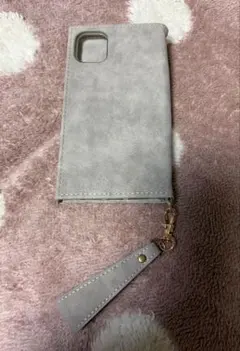 大人上品なiPhone 11　手帳型ケース　グレー　ミラー・ストラップ付