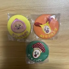 こびとづかん　刺繍缶バッジ　ガチャ　ベニキノコビト　カクレモモジリ