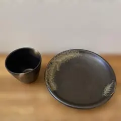 黒い陶器の皿とカップのセット