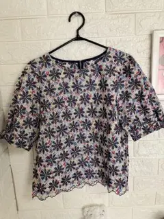 花柄刺繍パフスリーブトップス