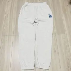 LAロゴ付きグレーのスウェットパンツ
