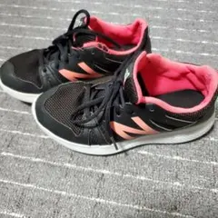 ニューバランス　スニーカー黒ピンク22.5cm