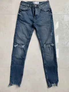 Bershkaベルシュカ　スキニーフィット　ダメージジーンズ28