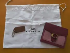 ★COACH★　二つ折り財布 レザータグ型キーホルダー　巾着袋付