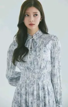 リボン＆フリル付きラインフラワープリントシャーリングプリーツワンピース　ブラック