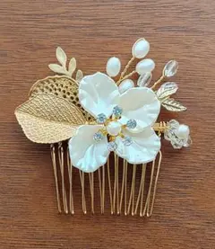 白い花と金色の葉の髪飾り