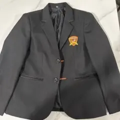 黒いエンブレム付きフォーマルブレザー