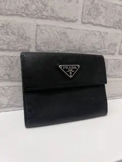PRADA プラダ ブラック サフィアーノ レザー 二つ折り財布 三角ロゴのサムネイル