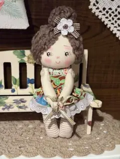 お団子ヘアーの小さなカントリードールちゃん　ハンドメイド