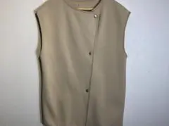 ベージュ ノースリーブ ベスト