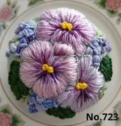 No.723 刺繍ブローチ ハンドメイド くるみボタン
