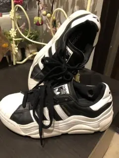 adidas 厚底スニーカー