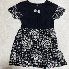 SALE⭐︎新品•未使用⭐︎ 110cm 子供用: 黒と白の花柄 半袖ワンピース