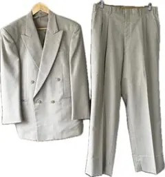 ライトグレー ダブルブレスト スーツ