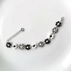 №192　チェコトライアングル×フラワービーズブレスレット　ハンドメイド