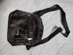 黒のナイロンショルダーバッグ