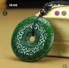 翡翠の彫刻ネックレス