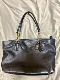 COACH トートバッグ。きれいですが、多少の摩耗や跡が目立ちます。