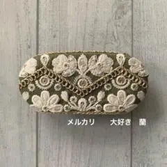 インド刺繍リボン　カーキ色　生成りと金色デザイン刺繍　オーバル型バレッタ