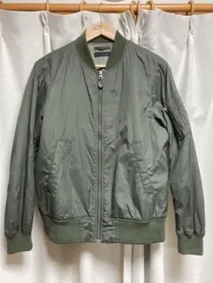 ユニクロ　オリーブグリーン MA-1ジャケットのサムネイル