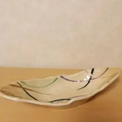 波形デザインのカラフル皿