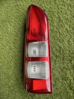 トヨタ 200系 ハイエース 純正 左テールランプ - メルカリ