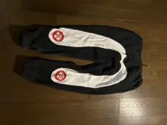 ジョガーパンツ 黒 白いサイドストライプ 赤ロゴ