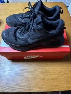 NIKE スニーカー オールブラック【傷アリのため値引き品】のサムネイル