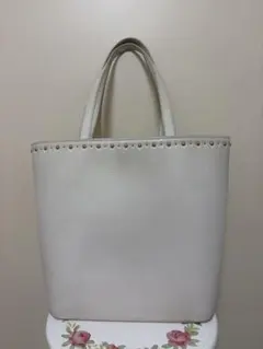 Kate spade スタッズ付きライトグレー トートバッグ