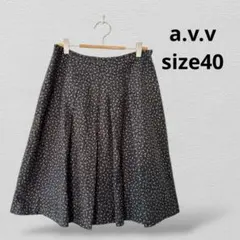 a.v.vアーヴェヴェ　小花柄タックフレアスカート ひざ丈　サイズ40　黒系のサムネイル