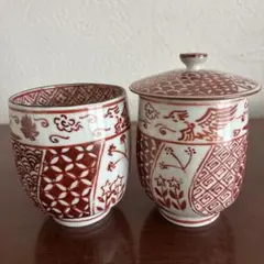 赤と白の蓋付き湯呑み(2客セット)