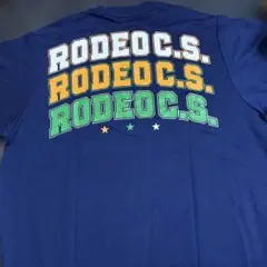 RODEO CROWNS 両面カラフルロゴプリント入り膝丈ワンピース