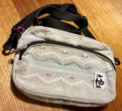 CHUMS チャムス　ショルダーバッグ ライトグレー　刺繍柄風⁈
