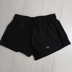alo yoga ショートパンツ ブラック - メルカリ