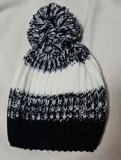 白黒ポンポン付きニット帽