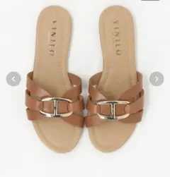 〈EMMEL REFINES ＞VINILO ブラウン クロスストラップサンダル