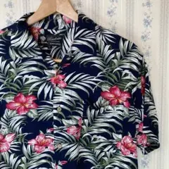 【リゾート】レーヨン素材 アロハシャツ 花柄 紺色 ココナッツボタン ハワイアン