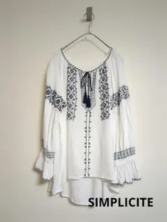 シンプリシティ　刺繍入り　ホワイトトップス